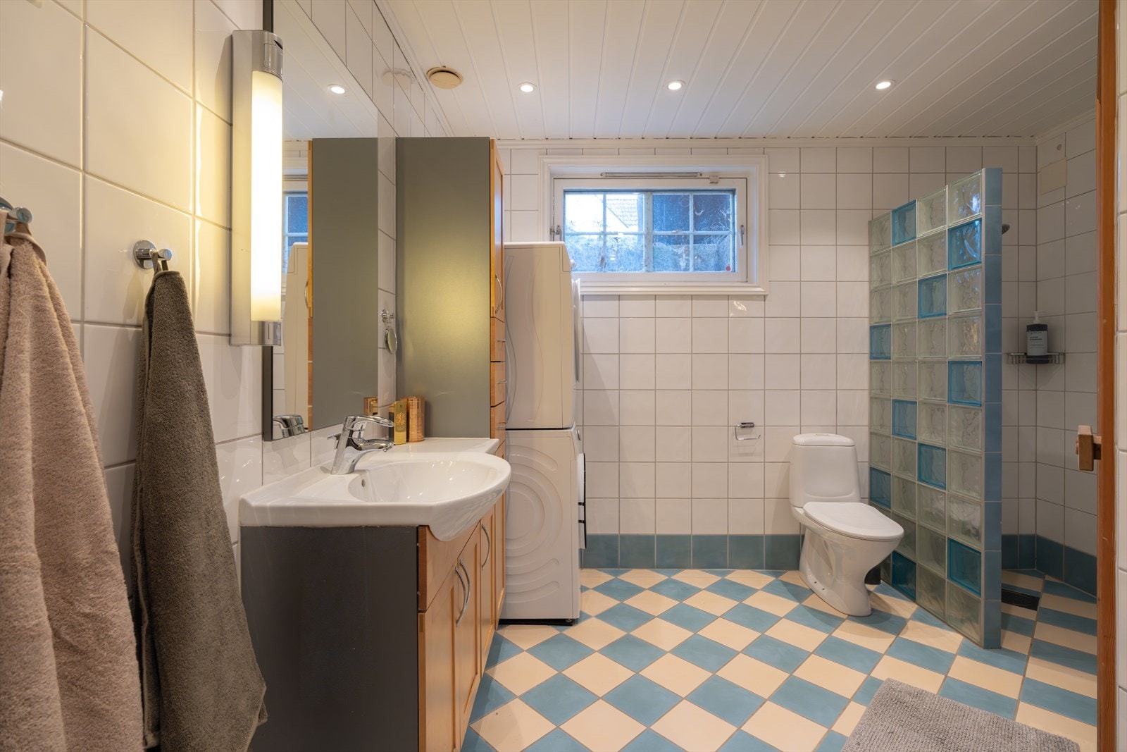 Romslig bad med downlights Galleribilde