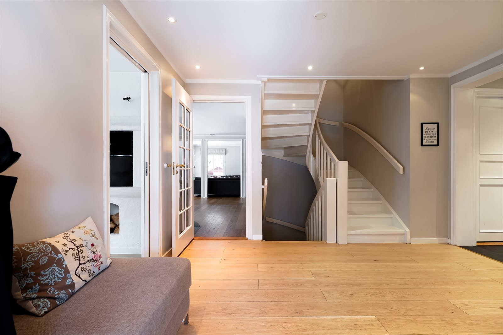 Hall med adkomst til separat kjøkken og stue/spisestue, samt trappeforbindelse til både kjeller og 2. etasje Galleribilde