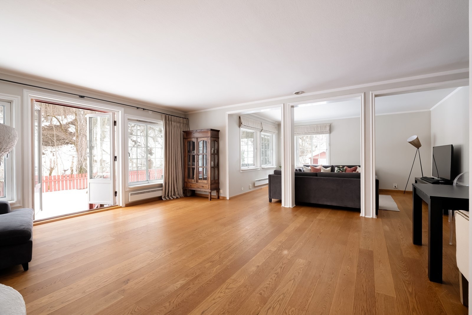 Velkommen inn! Boligen strekker seg over tre plan og inneholder bla. 4 soverom, 2 bad, wc, kjøkken, stue, loft/kjellerstue m.m Galleribilde