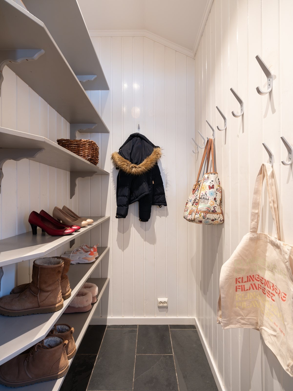 Praktisk garderoberom med hyller, knagger og god oppbevaringsplass Galleribilde