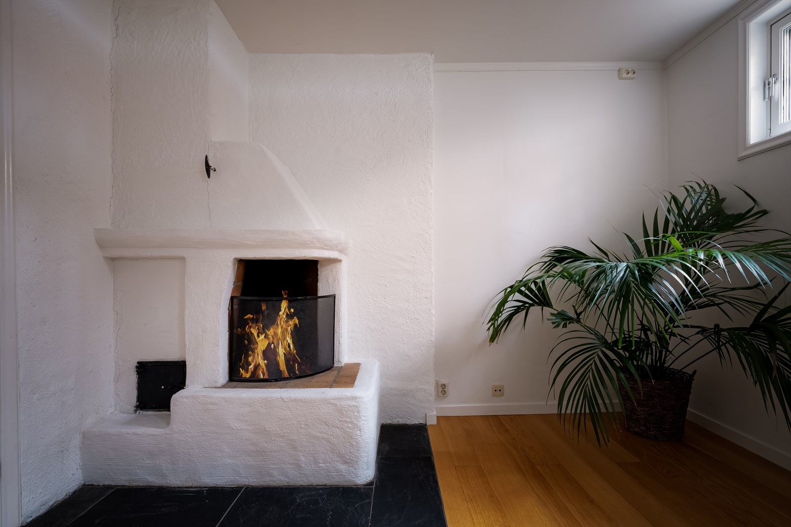 Sjarmerende ildsted for effektiv oppvarming Galleribilde