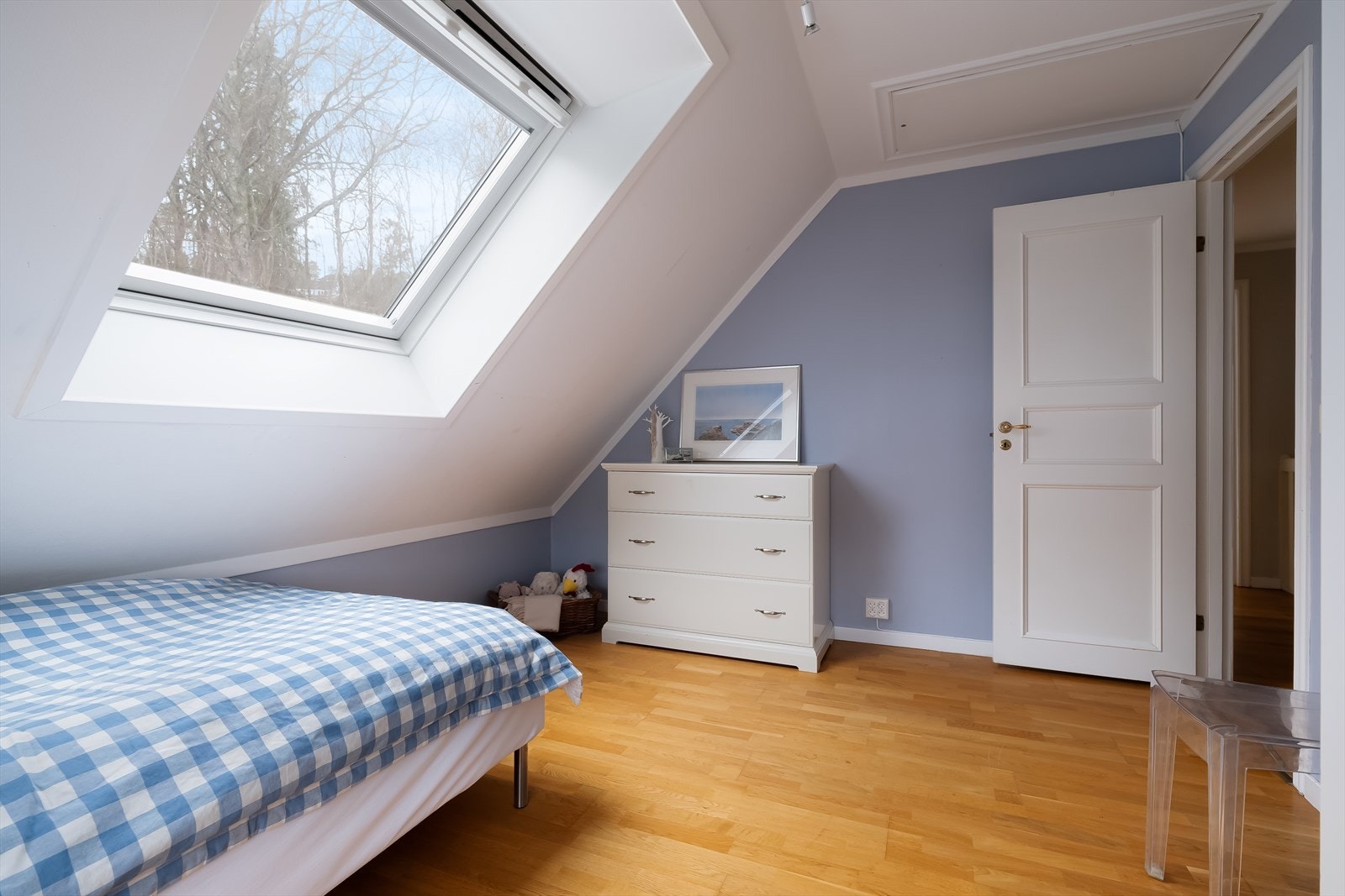 Takvindu gir godt med naturlig lysinslipp. Boligen har et stort loft med svært god lagringsplass Galleribilde