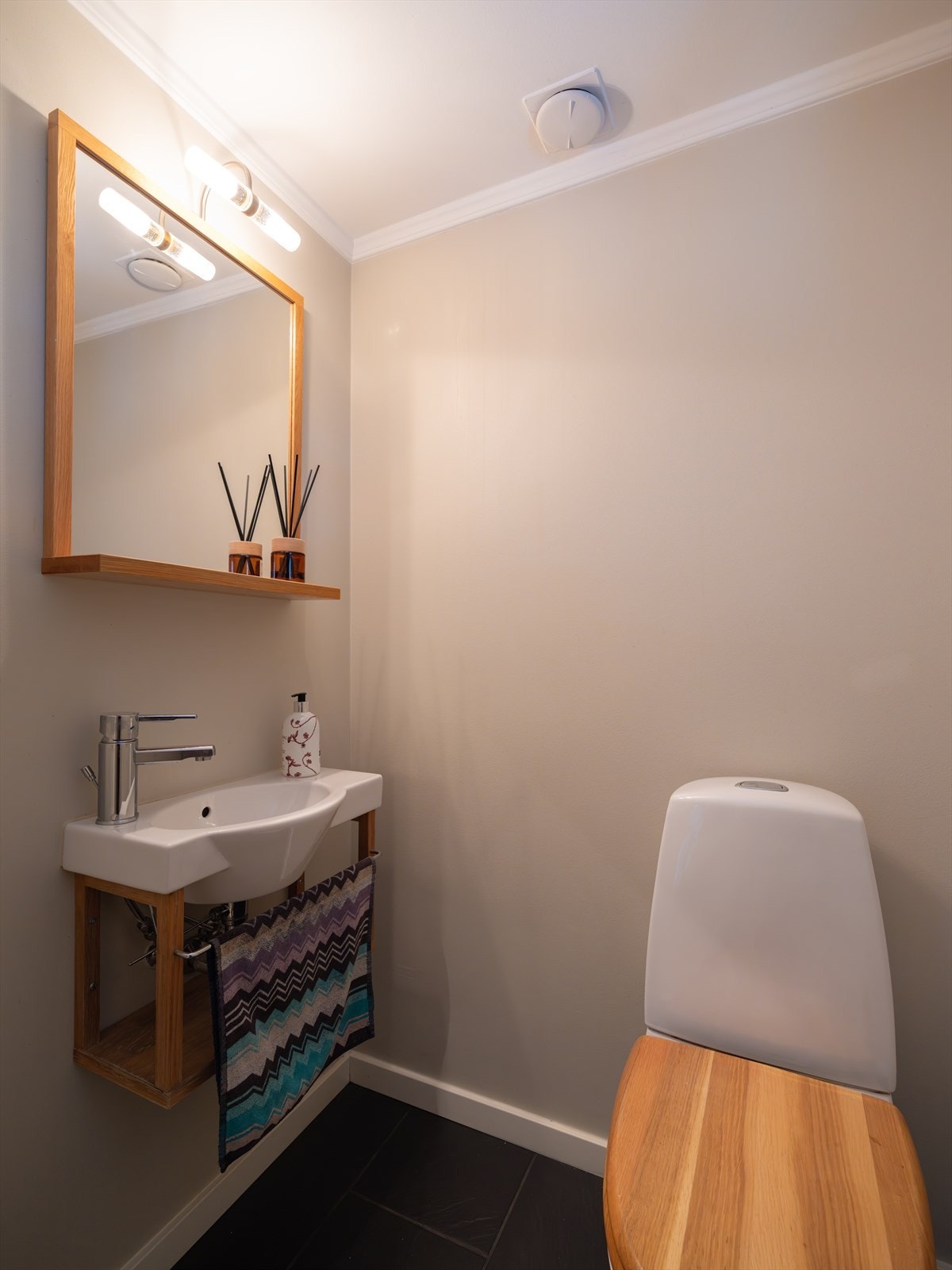 Praktisk gjestetoalett med tilknytning til 1. etasje Galleribilde