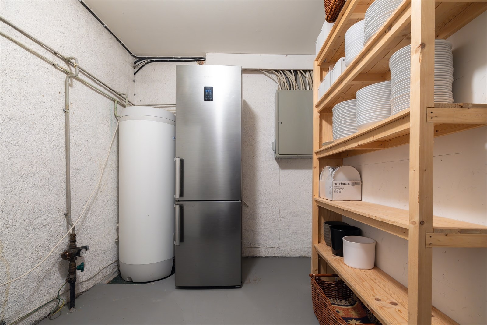 Romslig bod. Varmtvannsberederen på 287 liter fra 2012 er plassert i bod Galleribilde