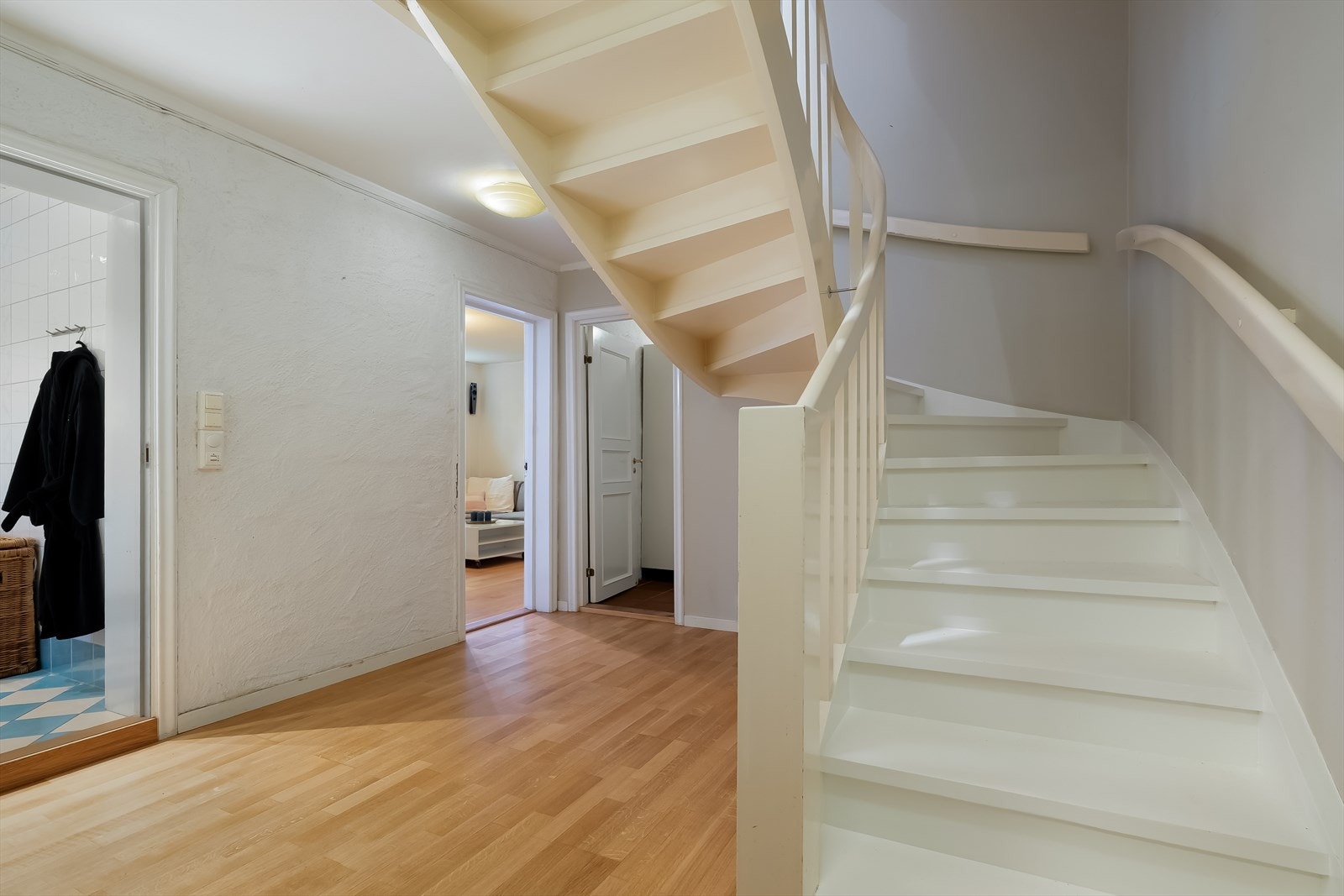 Kjeller. Praktisk vinkeltrapp med rekkverk i tre Galleribilde