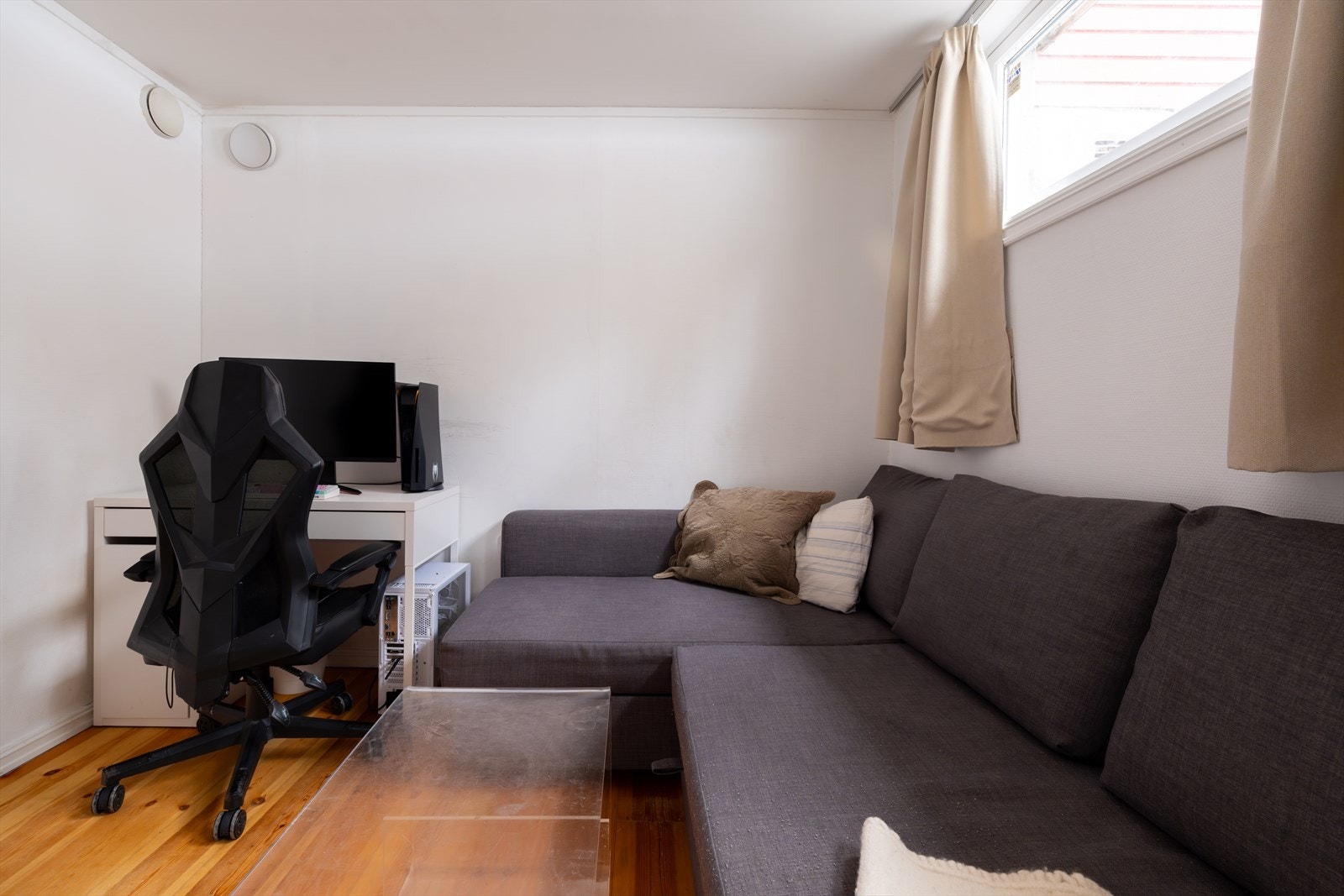 Innredet rom i kjeller blir i dag brukt som en ekstra kjellerstue. Perfekt for ungdommen (Ikke godkjent for varig opphold) Galleribilde