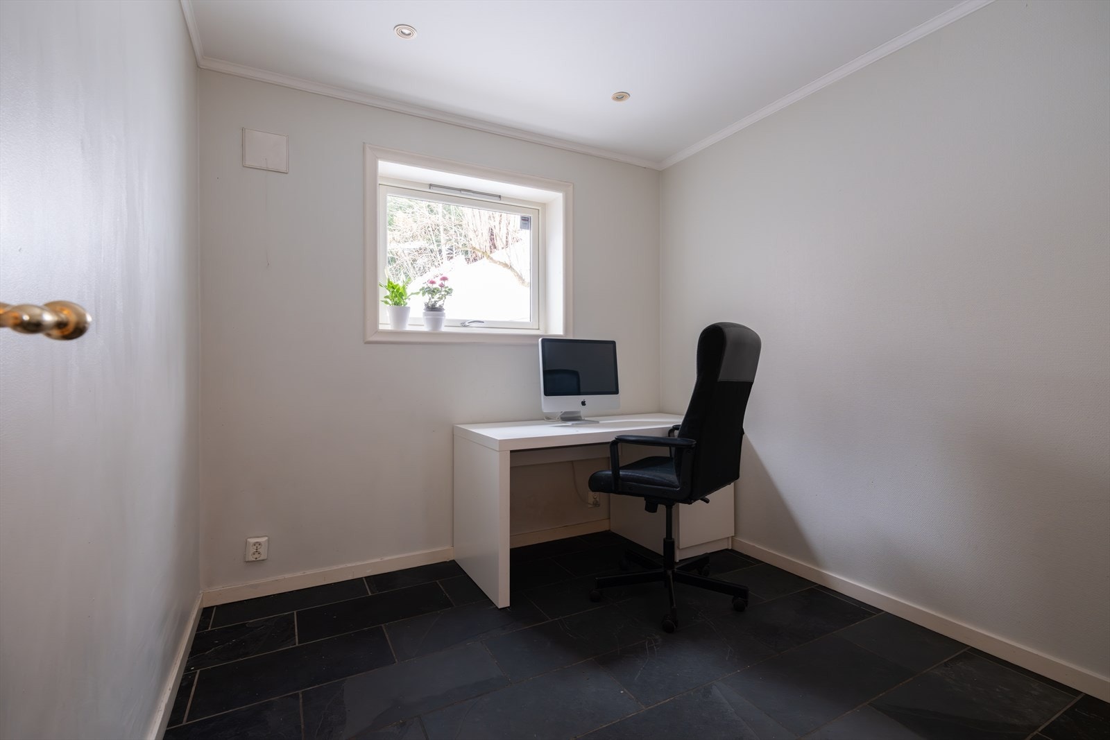 Innredet rom i 1 etasje med varmekabler. Perfekt som kontor Galleribilde