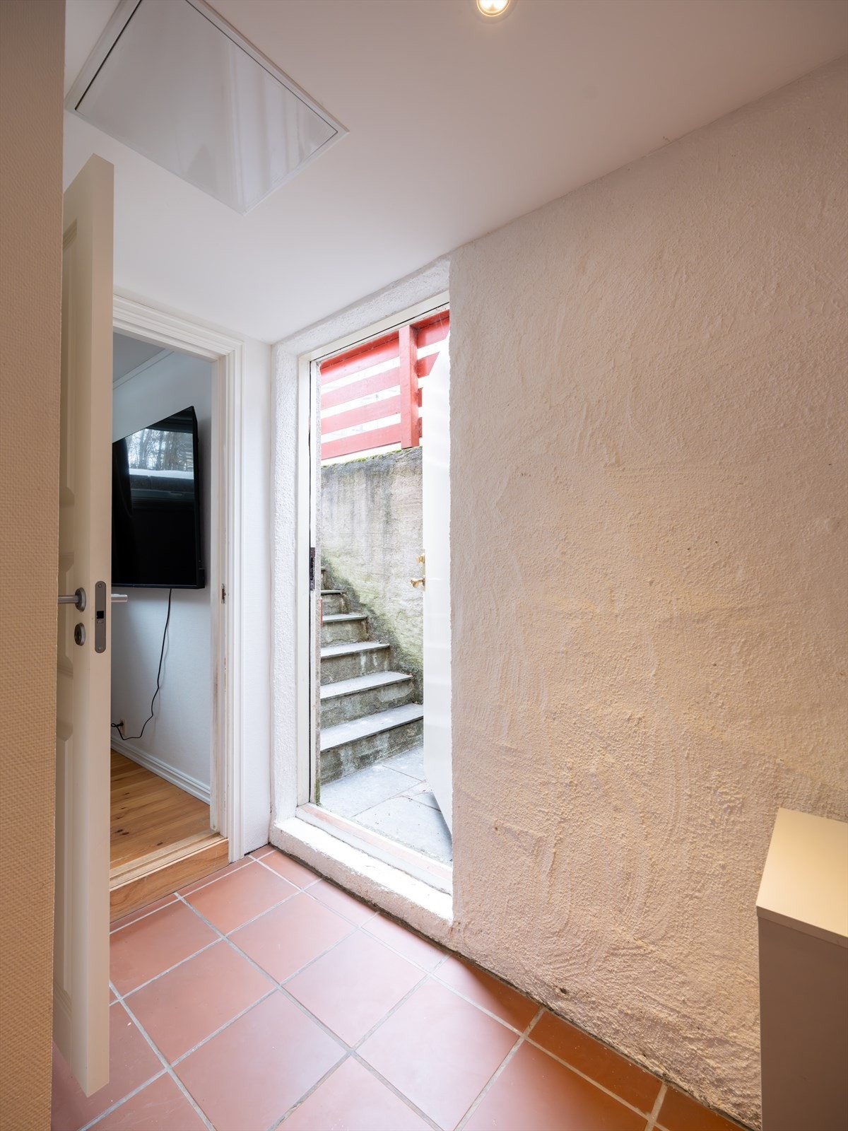 Egen inngang til kjeller Galleribilde