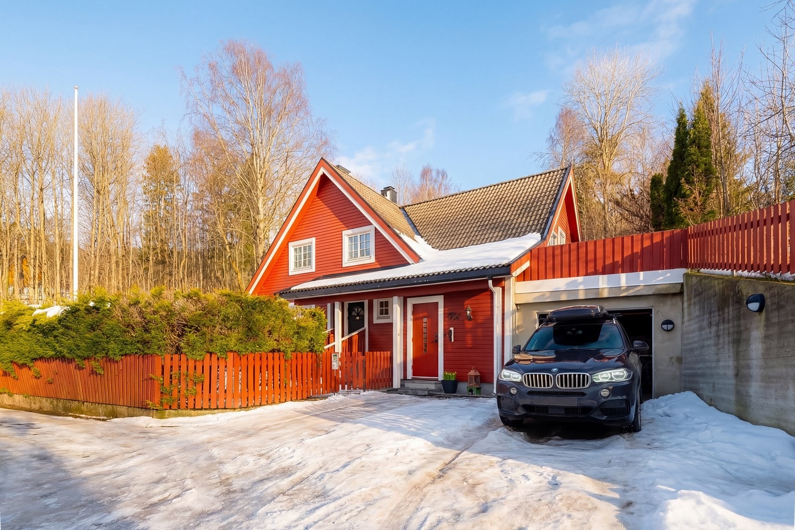 Garasje medfølger, samt mulighet for 2 biloppstillingsplasser utenfor garasje/inngangsparti Galleribilde