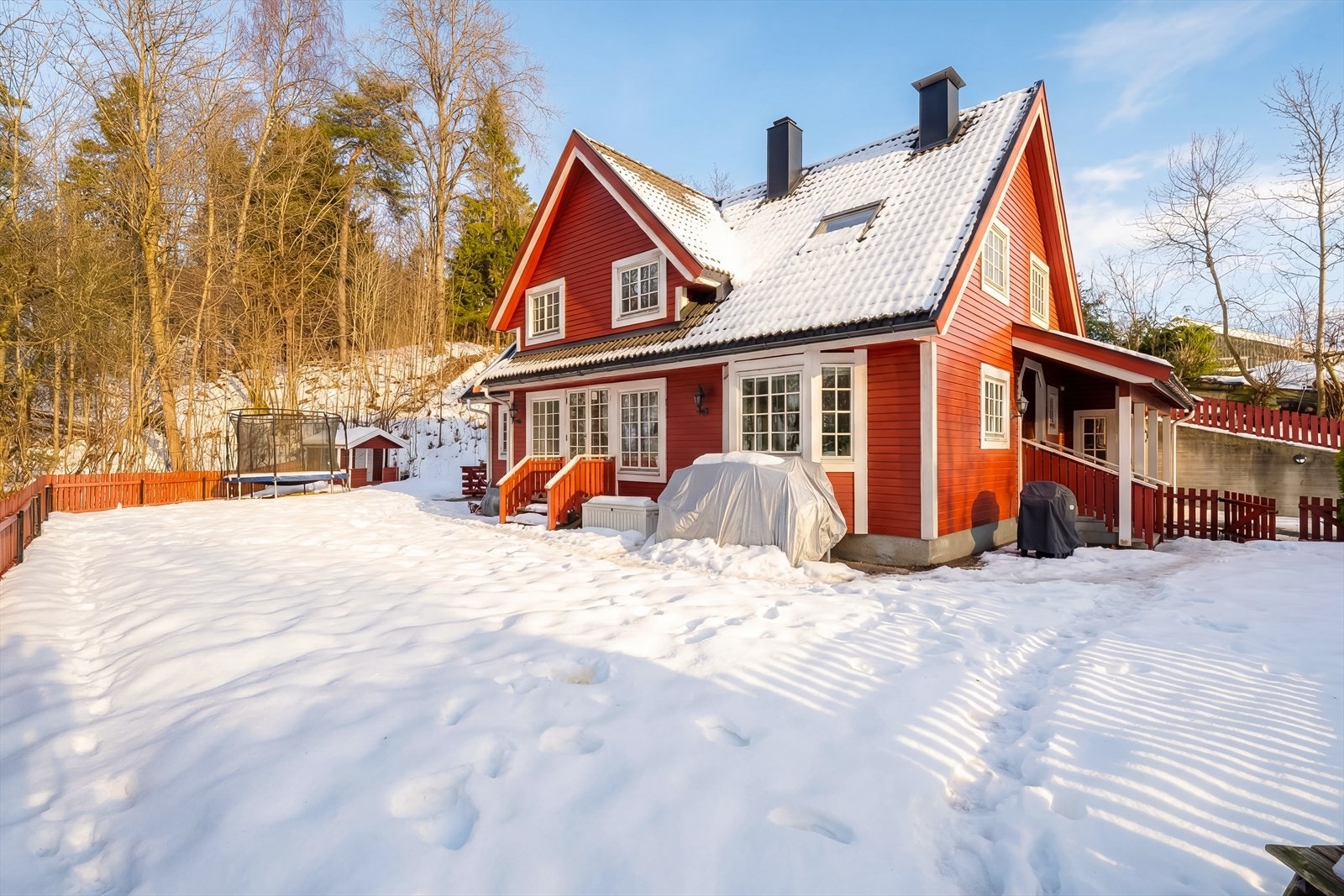 Idyllisk og tilbaketrukket enebolig med stor hage som grenser til Midstubekken Galleribilde
