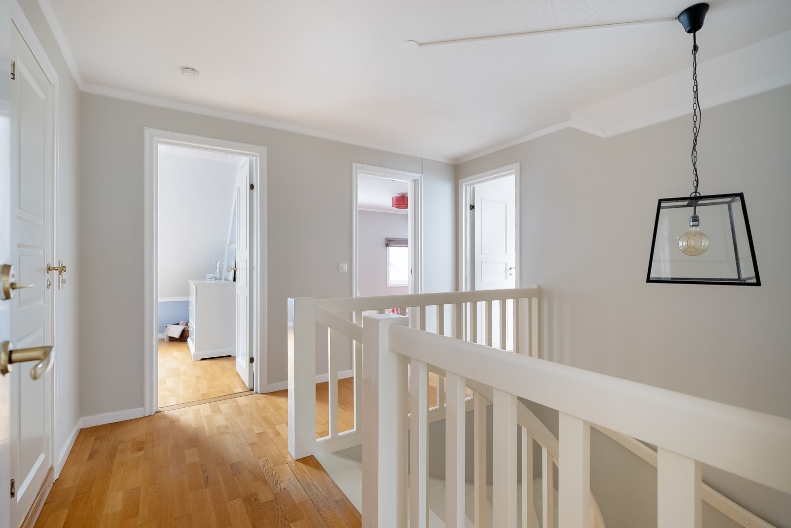 Innbydende lys gang som deler opp 2. etasjes øvrige rom Galleribilde