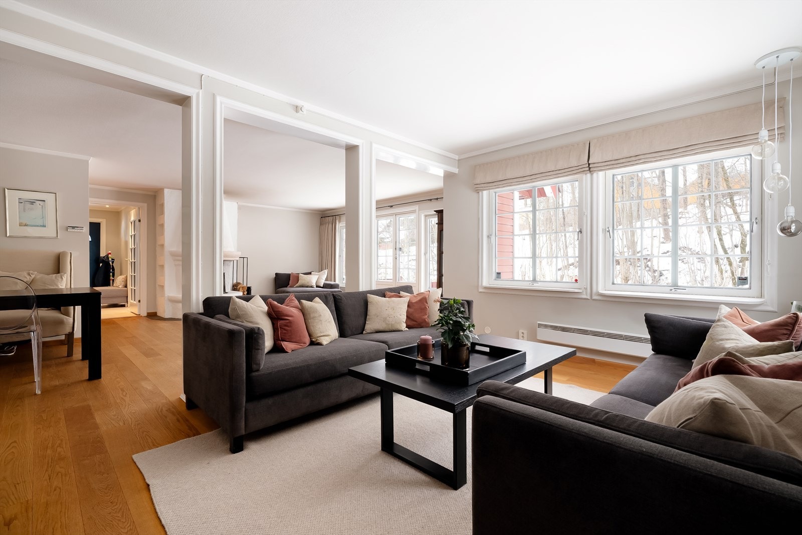 Fra stuen/spisestuen er det direkte utgang til boligens hyggelige hage, noe som gir en fin forlengelse av oppholdsarealet Galleribilde