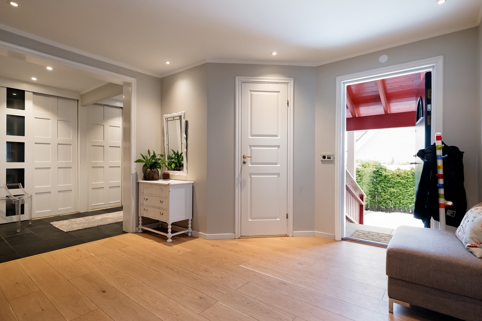 Boligen har 2 innganger til 1. etasje. Himlingen i entré/hall er utstyrt med downlights som gir behagelig og funksjonell belysning Galleribilde