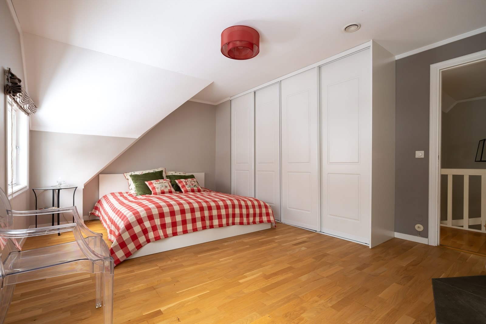 Rikelig med oppbevaringsplass i stort garderobeskap Galleribilde