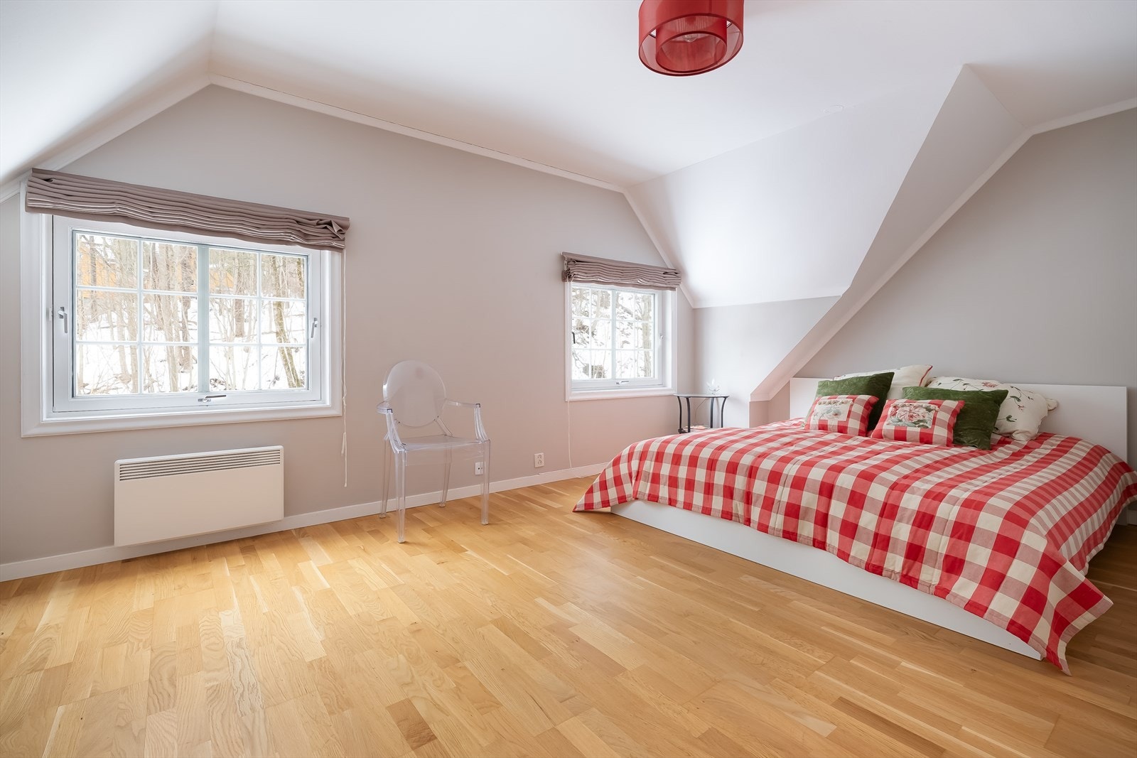 Lyst og luftig hovedsoverom med delikate fargetoner og naturlig lysinnslipp Galleribilde