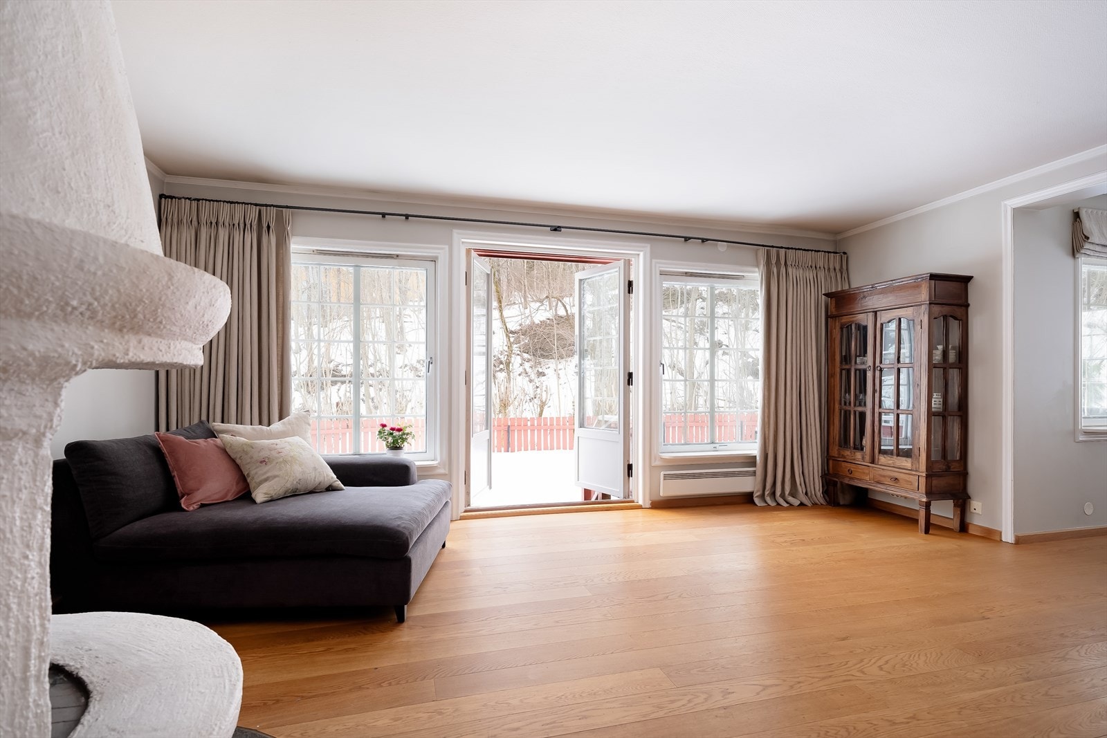 Stue og spisestue ligger samlet i et åpent og romslig areal med store vindusflater som slipper inn rikelig med naturlig lys Galleribilde