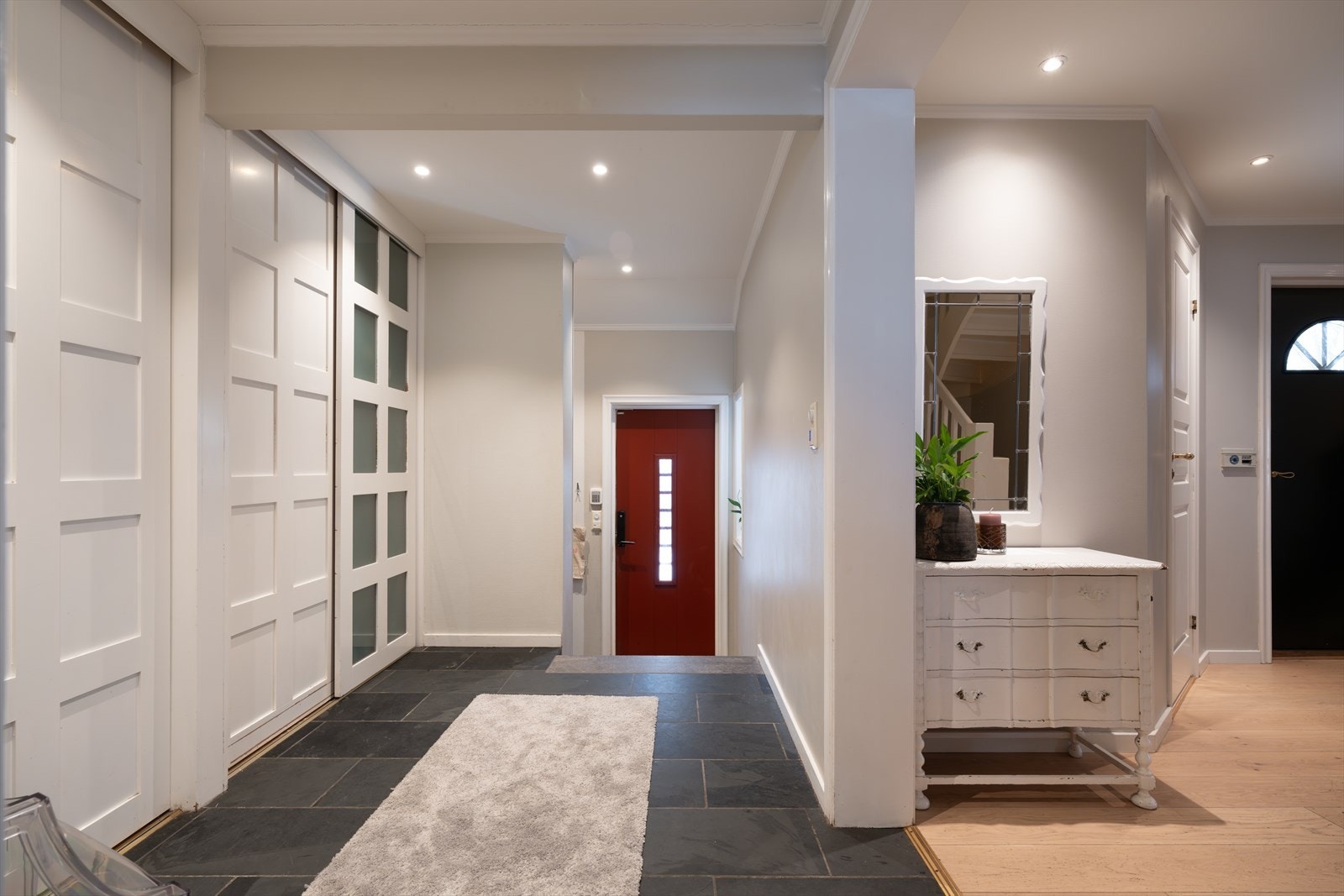 Rikelig med oppbevaringsmuligheter i stor skyvedørsgarderobe. Det er gulvvarme Galleribilde