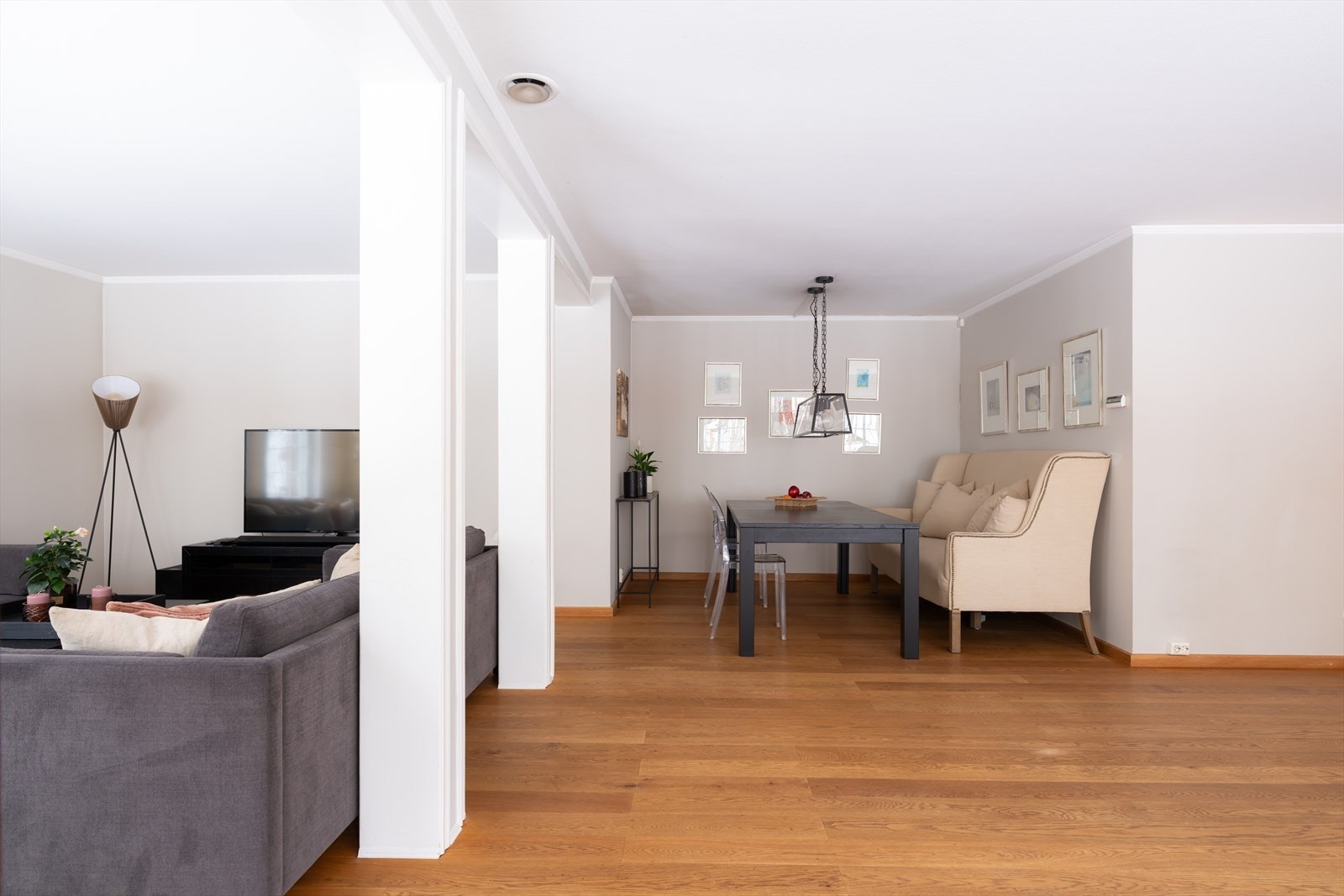 Stuen har god plass til spisebord, perfekt for sosiale sammenkomster Galleribilde