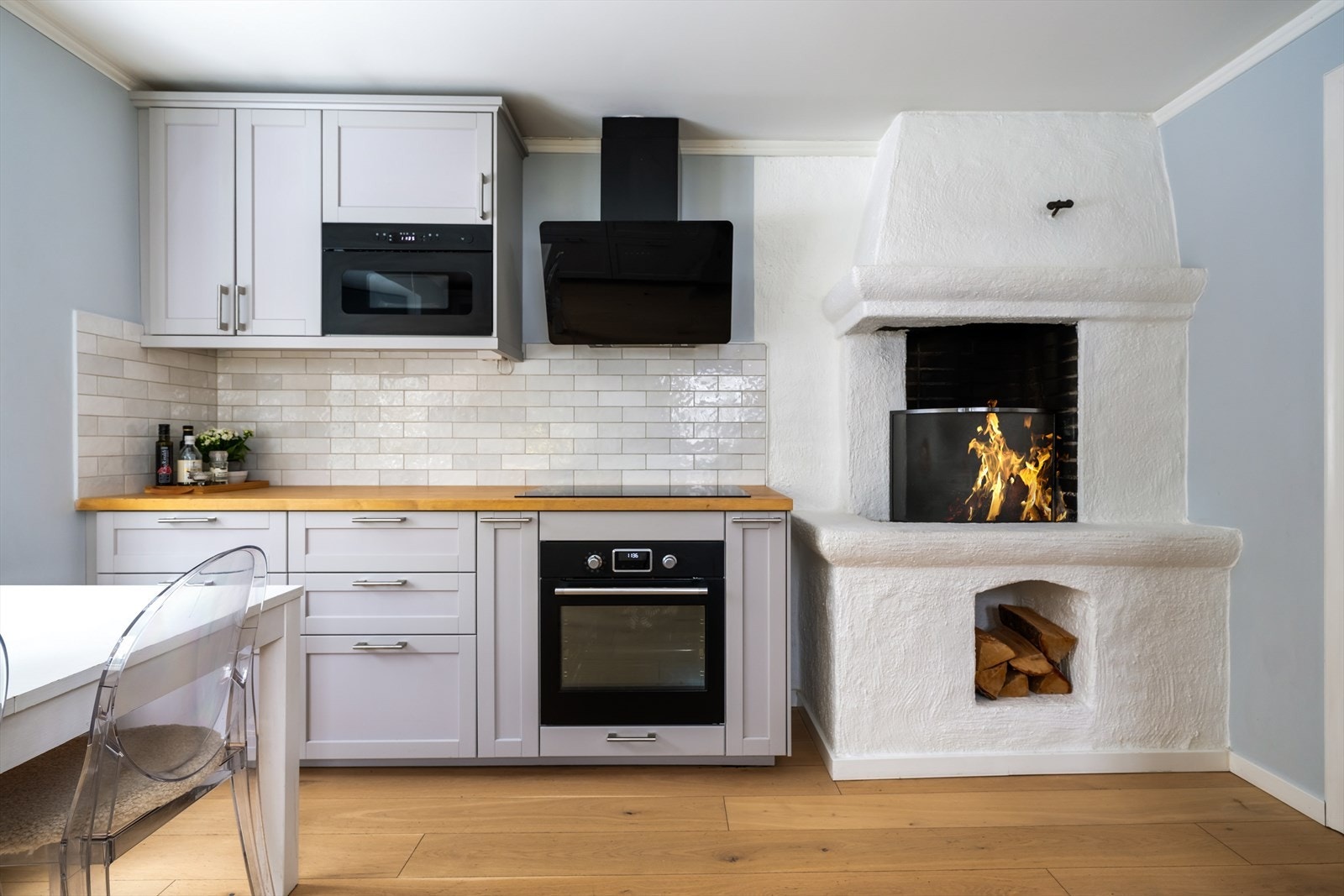 Peisen på kjøkkenet skaper en lun og innbydende atmosfære. Integrerte hvitevarer er stekeovn, platetopp, mikrobølgeovn, oppvaskmaskin og kjøl/frys Galleribilde