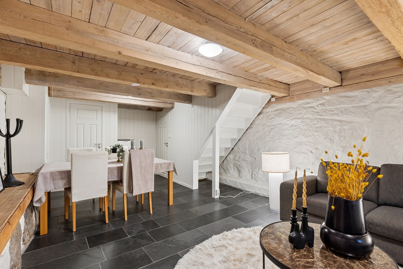 Innredet rom (ikke godkjent til varig opphold) - god plass til både salong og spisebord Galleribilde