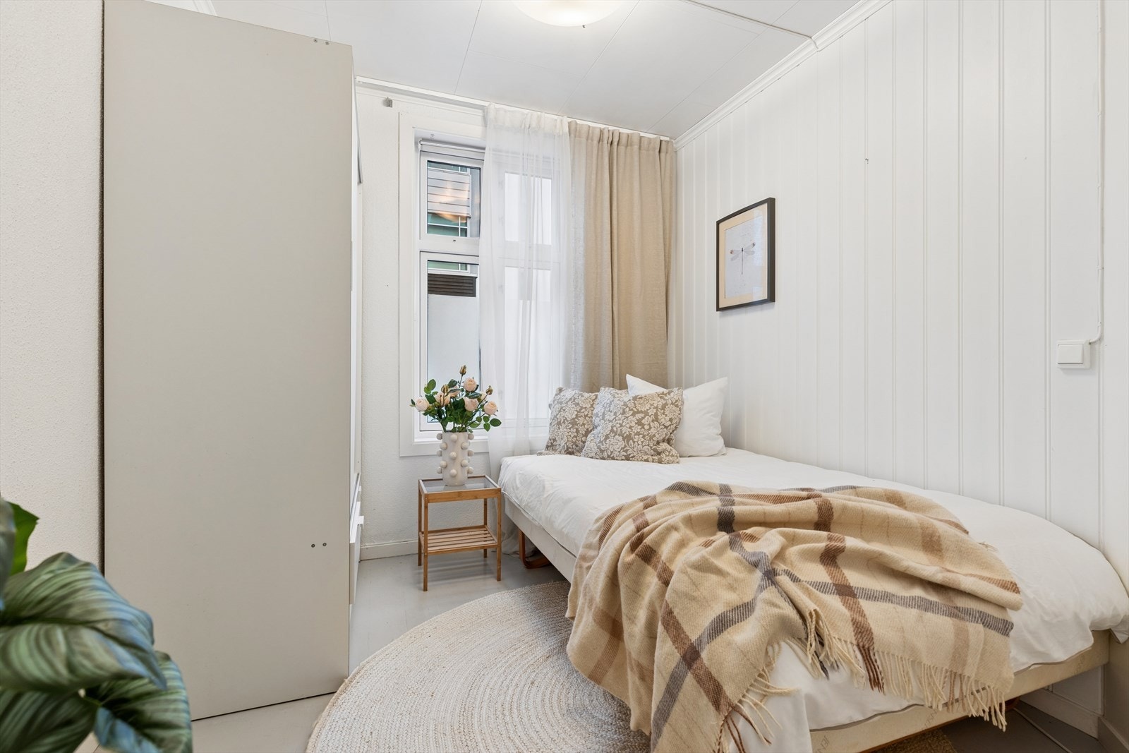 Soverom med garderobeskap som medfølger Galleribilde