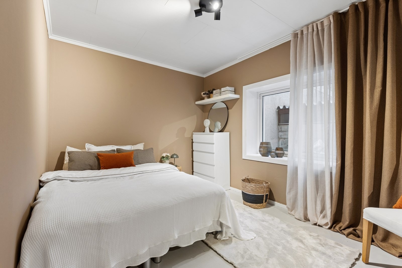 Soverom malt i behagelig bruntone Galleribilde