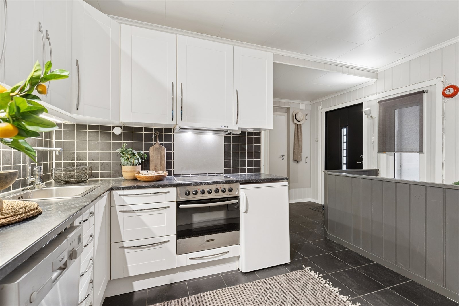 Kjøkken med pen profilert innredning Galleribilde