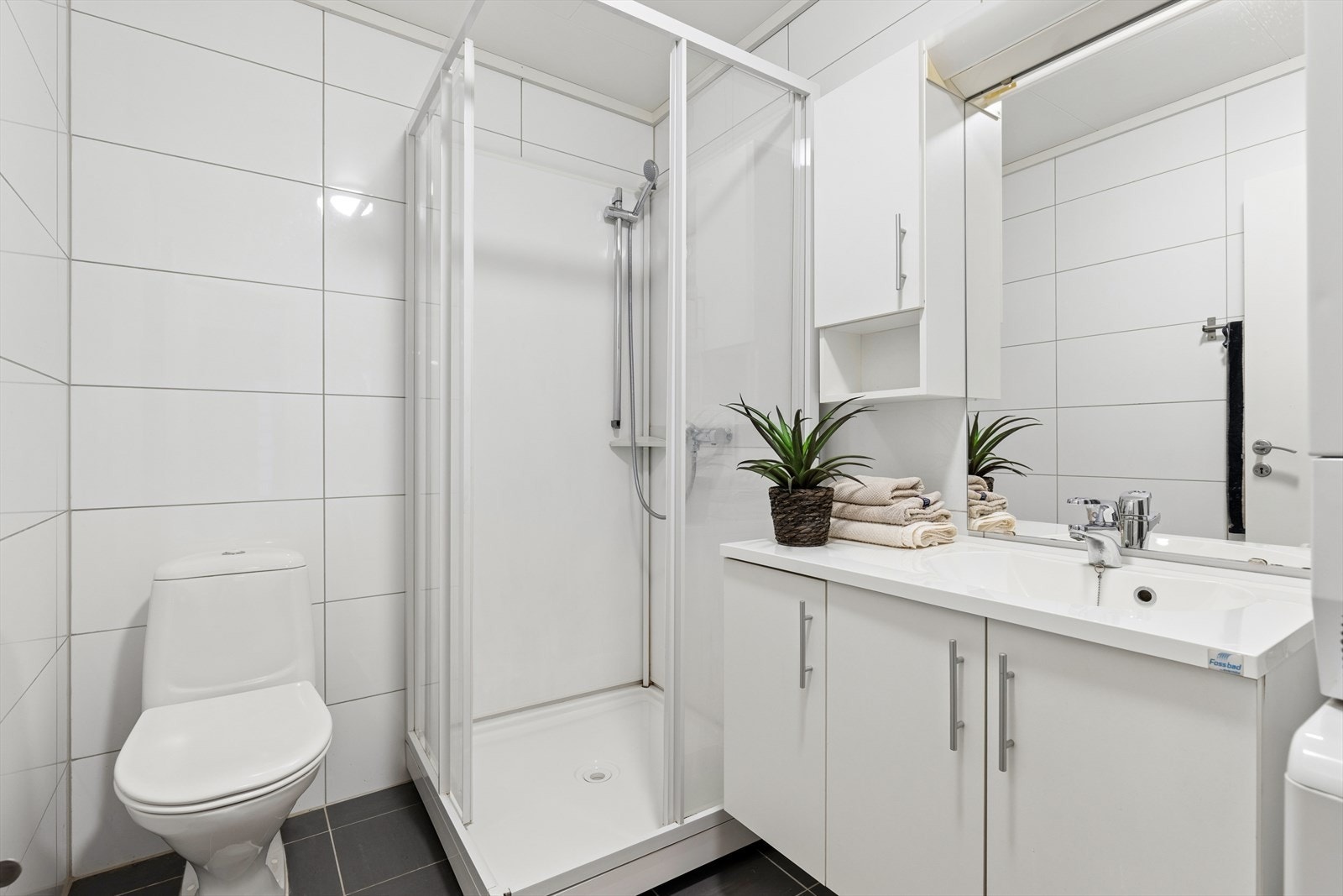 Bad med dusjkabinett og godt med skap Galleribilde