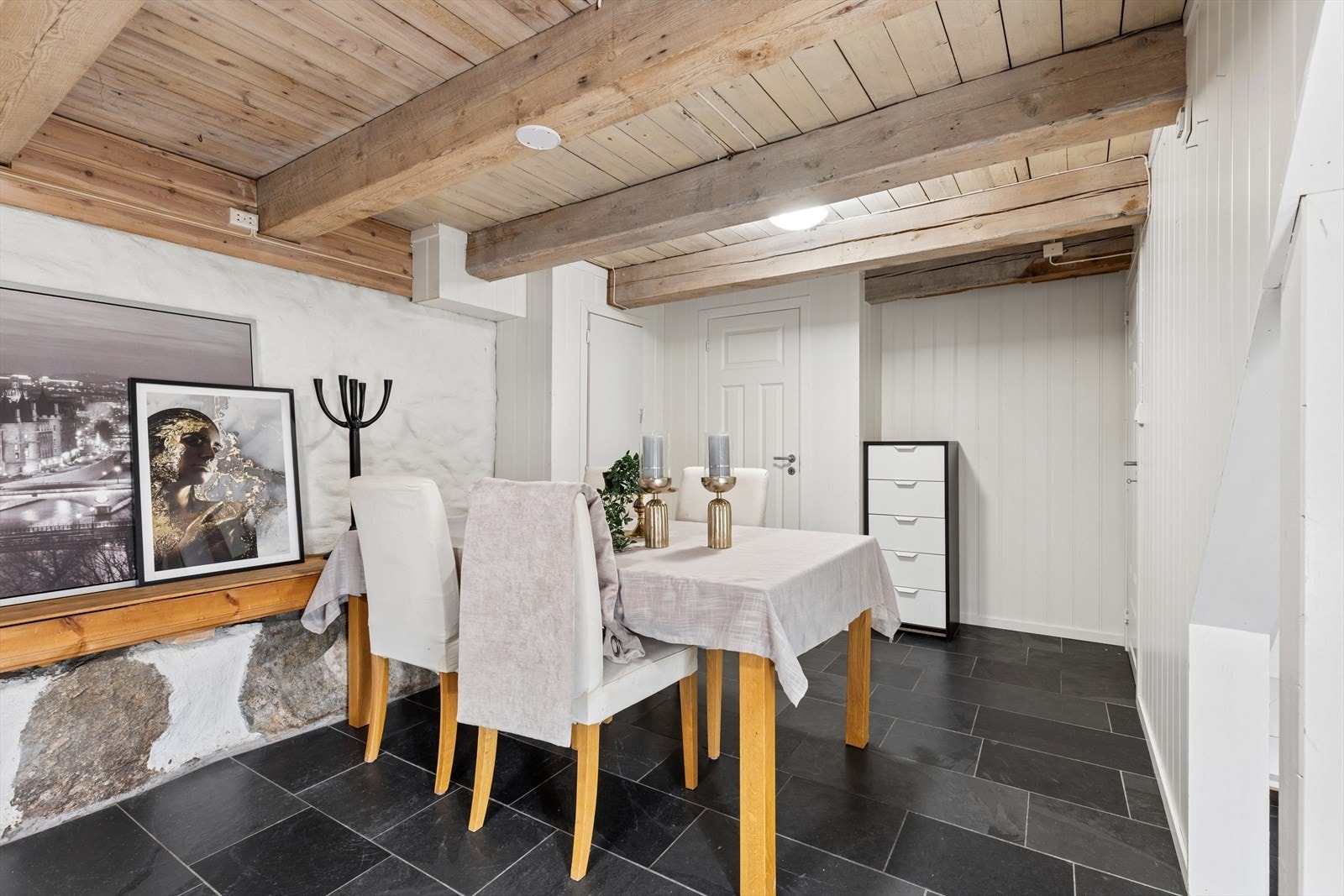 Innredet rom (ikke godkjent til varig opphold) - inngang til bod Galleribilde