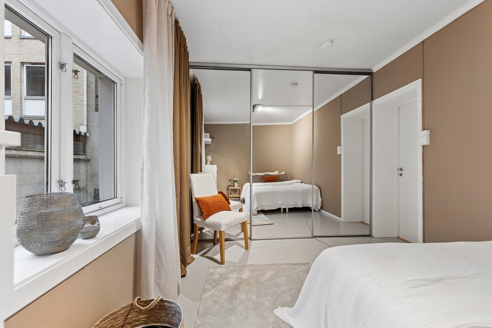 Soverom med skyvedørsgarderobe med speil Galleribilde