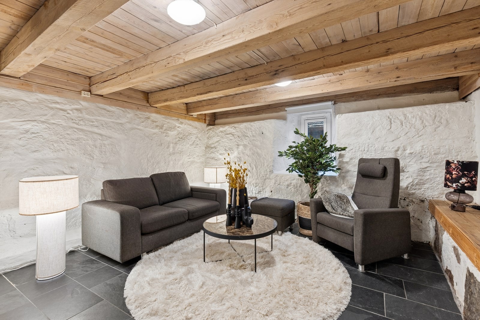 Innredet rom (ikke godkjent til varig opphold) - Hvitmalte murvegger i kombinasjon med gamle takbjelker gir en fin stemning Galleribilde