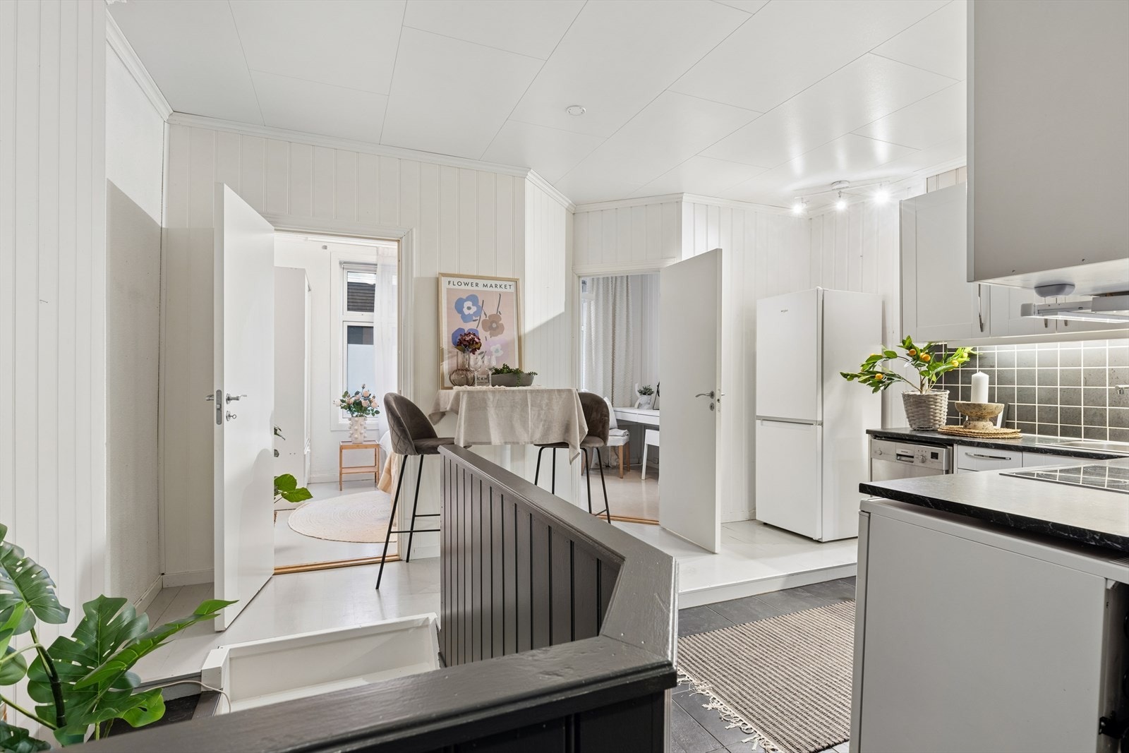 Kjøkken med inngang til soverom og kontor Galleribilde