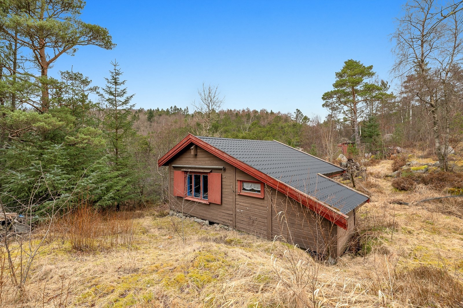 Det står i dag en eldre hytte av enkel standard på eiendommen. Galleribilde