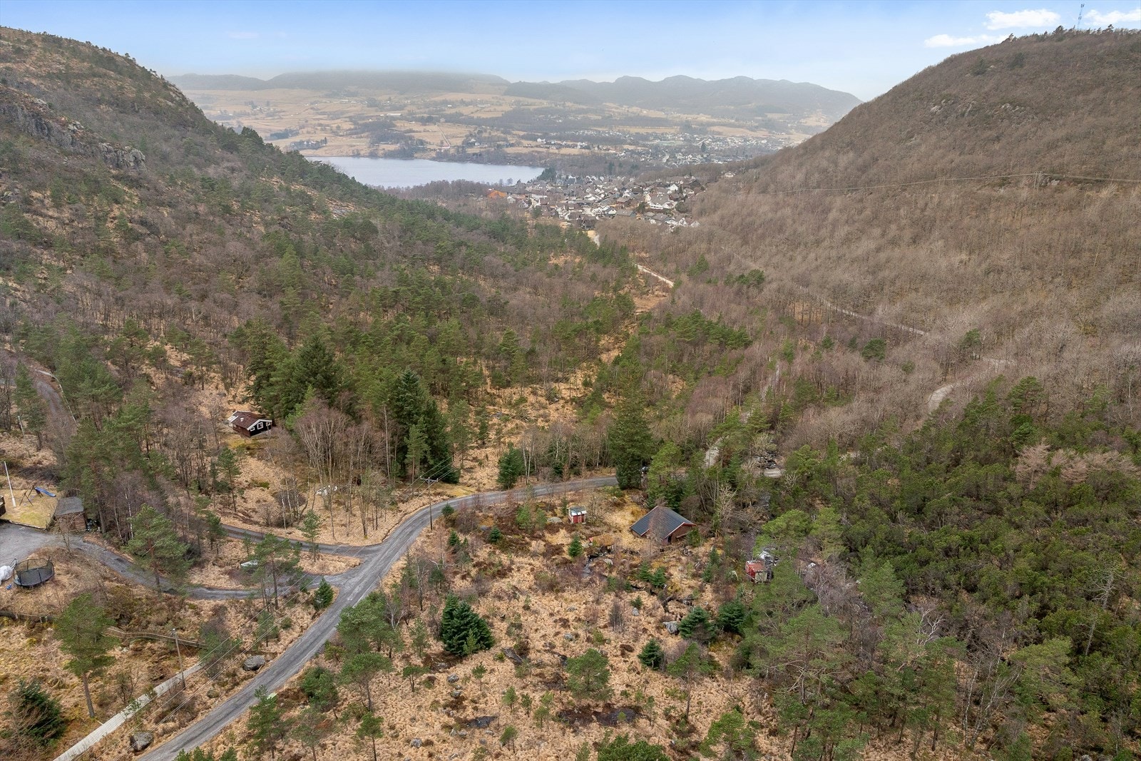 Området rundt er supert for friluftsliv - flotte turløyper, fine steder å bade og skogsstier som innbyr til både turer og lek. Galleribilde