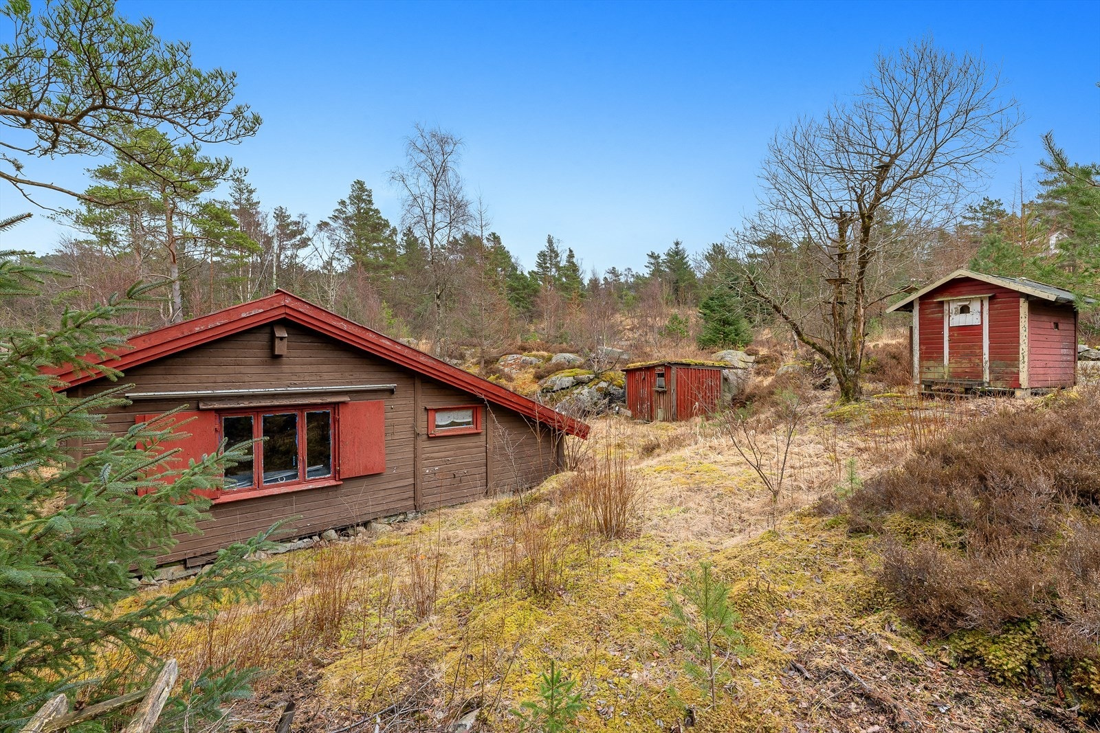 Eiendommen er lun og privat, perfekt for deg som ønsker ro og fred, samtidig som alt ligger lett tilgjengelig. Galleribilde