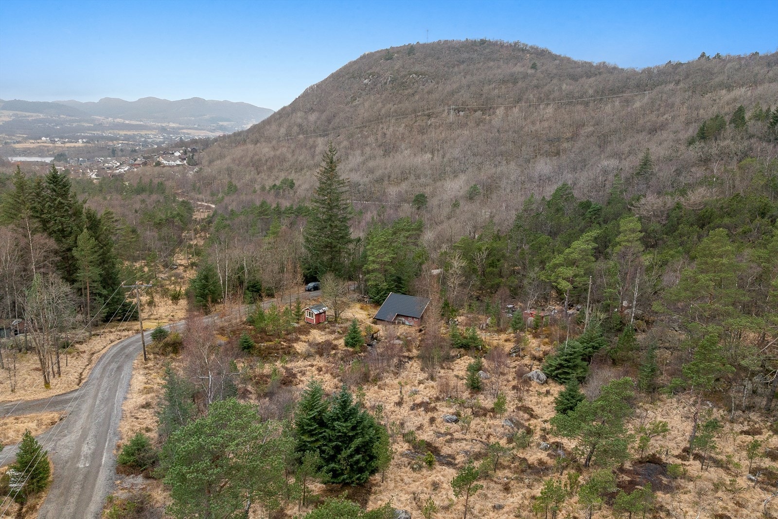 Her får du en stor og usjenert eiendom midt i naturskjønne omgivelser. Galleribilde