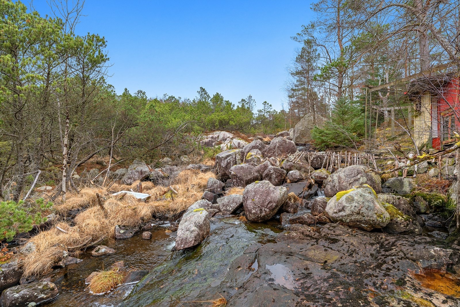 Samtidig er det kort vei til både Hommersåk og Sandnes sentrum, med butikker, kaféer og alt du trenger til hverdagen. Her får du det beste av to verdener: rolig, naturnært liv med enkel tilgang til byliv og fasiliteter. Galleribilde