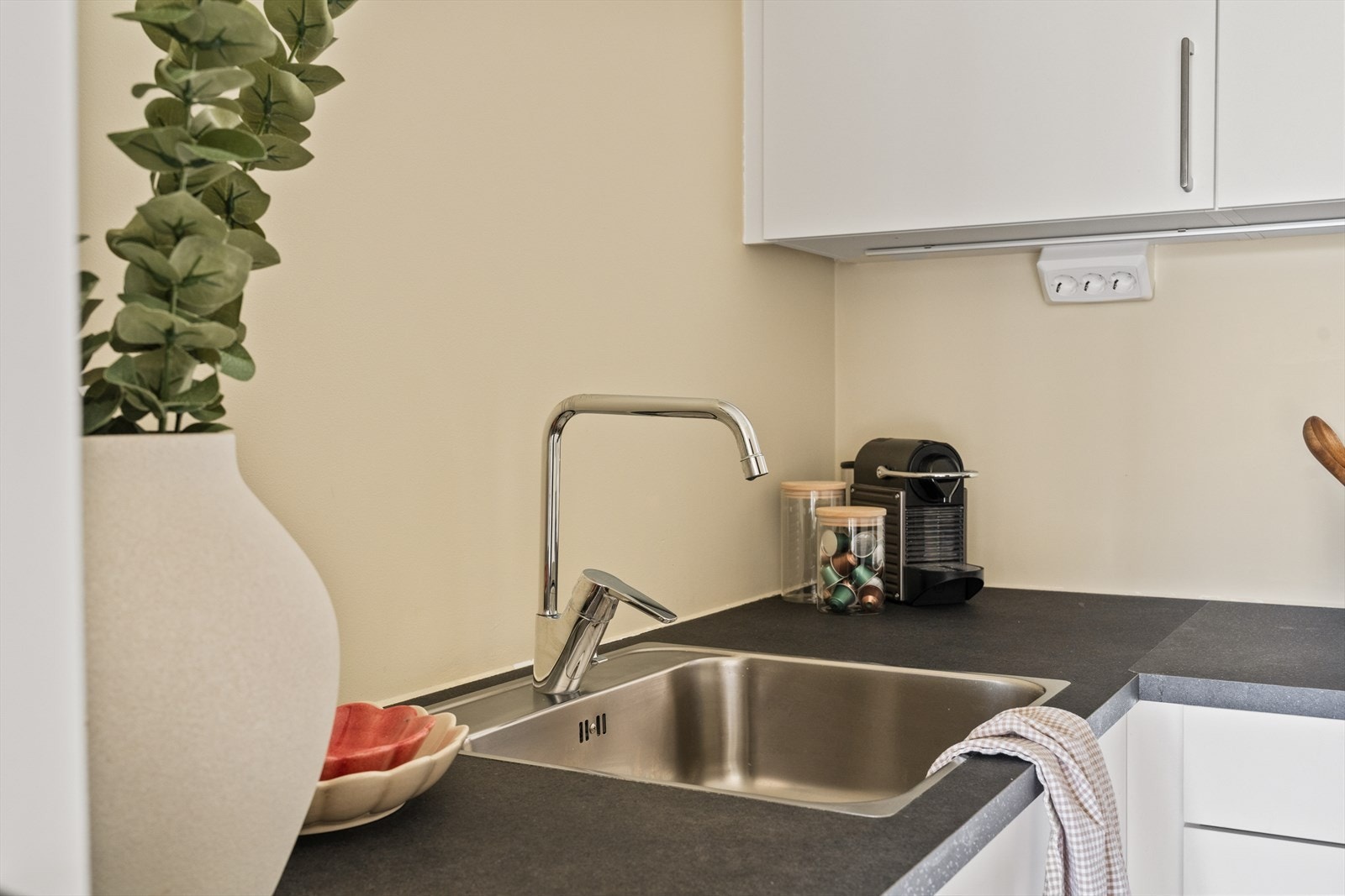 Kjøkkenet er utstyrt med integrerte hvitevarer som gjør matlagingen både enkel og effektiv. Galleribilde