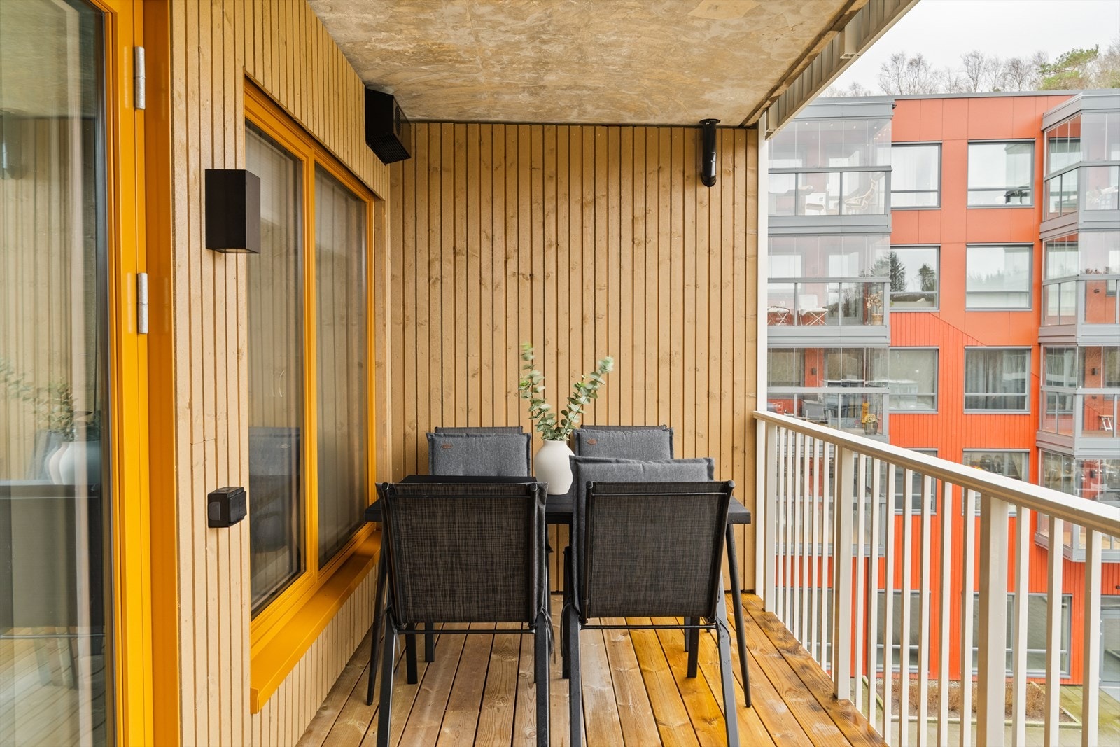 Her får du en perfekt beliggenhet for deg som ønsker å bo i et hyggelig og sentralt boområde med et godt utvalg av fasiliteter like utenfor døren. Galleribilde