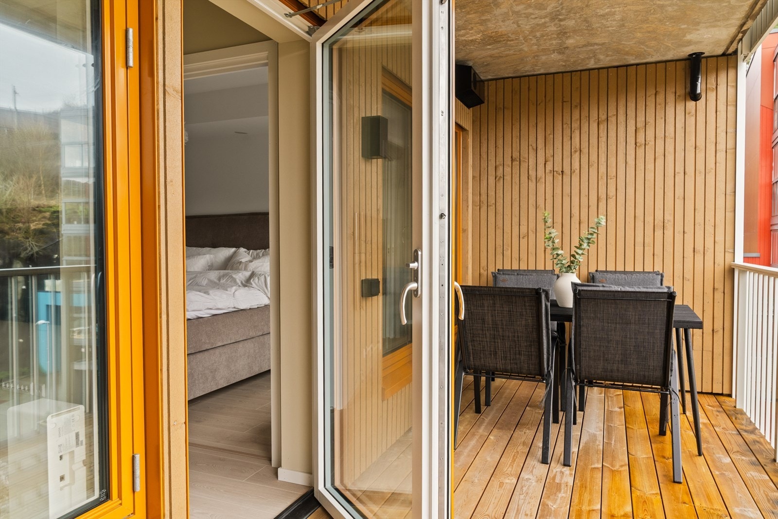 Her ligger alt til rette for hyggelige måltider ute, avslappende stunder i solen og sosialt samvær på fine dager. Galleribilde