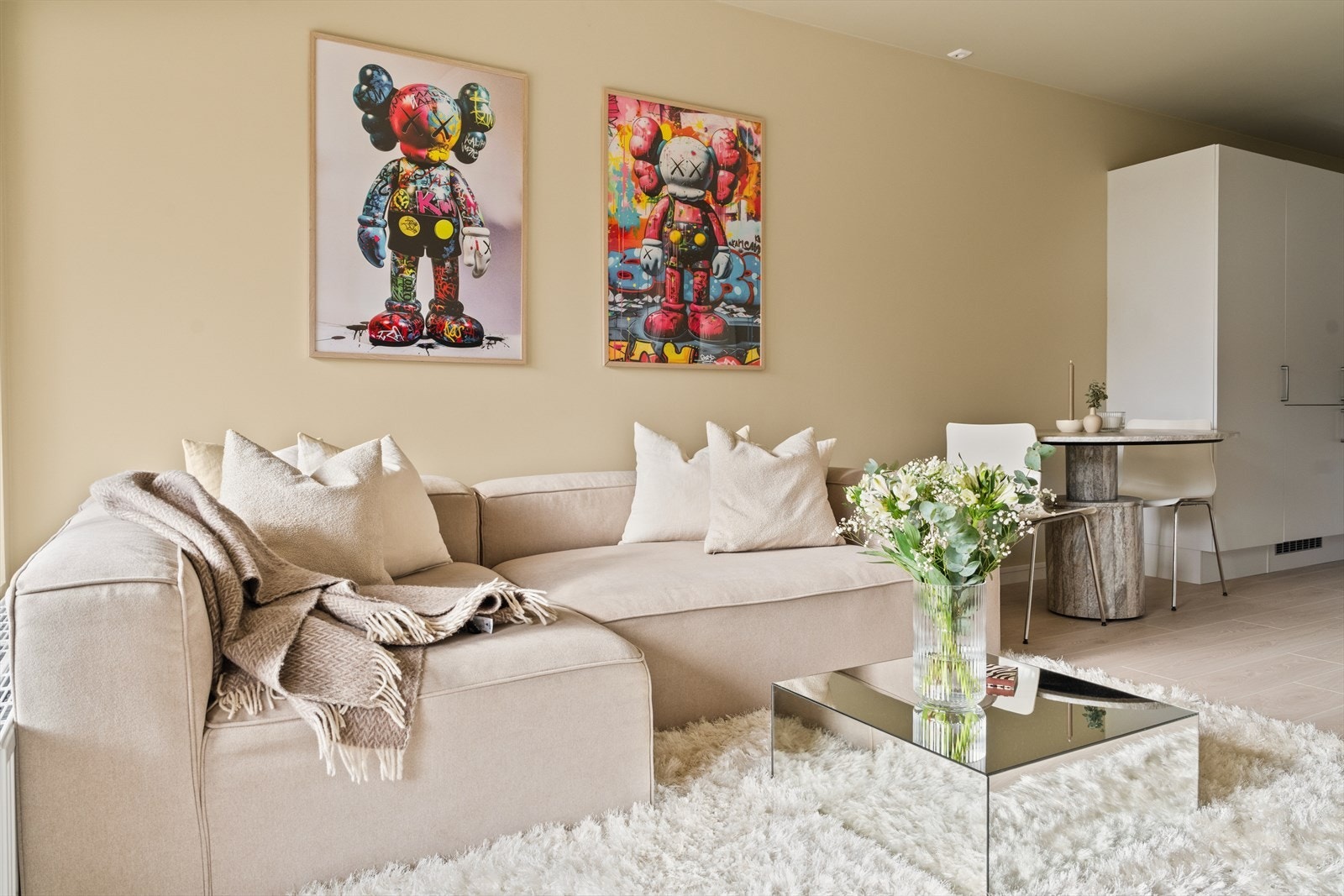 Her er det gode møbleringsmuligheter med plass til både sofagruppe og spisebord. Galleribilde