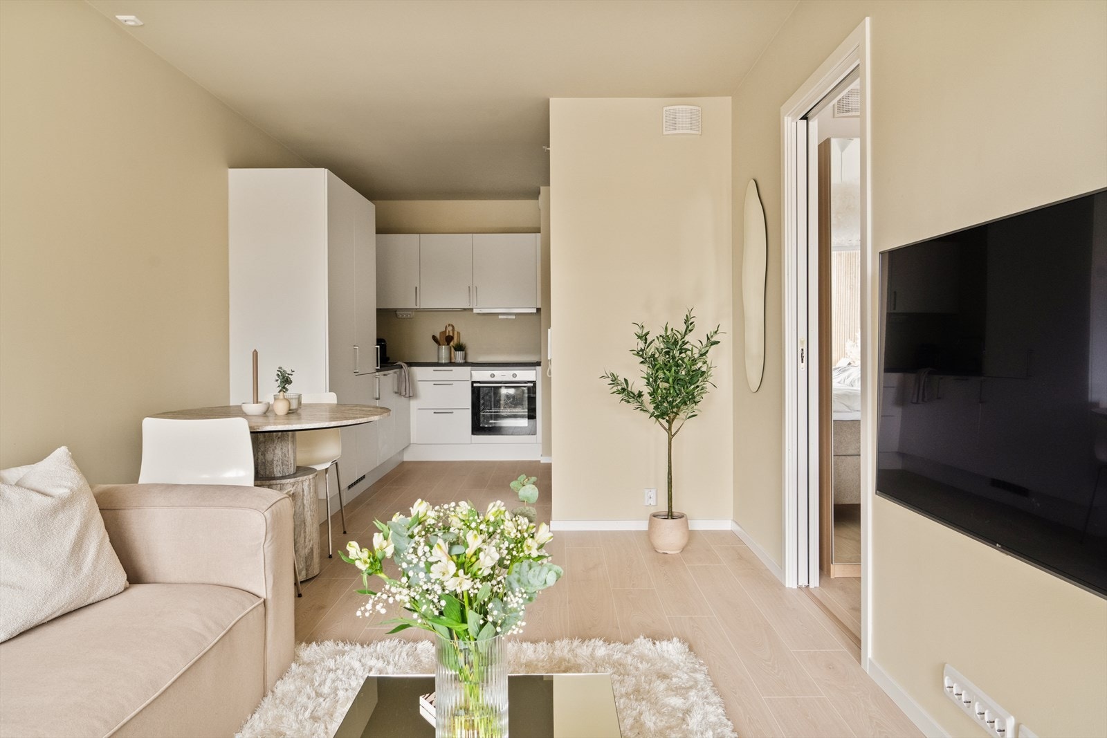 Kjøkkenet er romslig og tidløst, med gode arbeidsflater og rikelig med oppbevaringsplass. Galleribilde