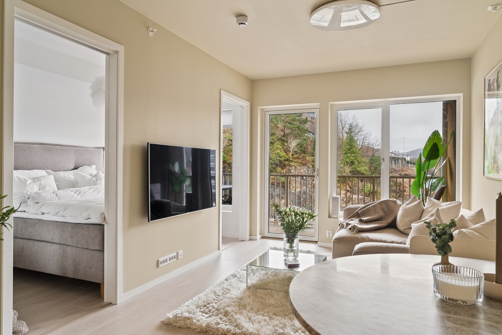 Rommet fremstår lyst og moderne, med tidsriktige farger som harmonerer godt med det flotte gulvet. Galleribilde