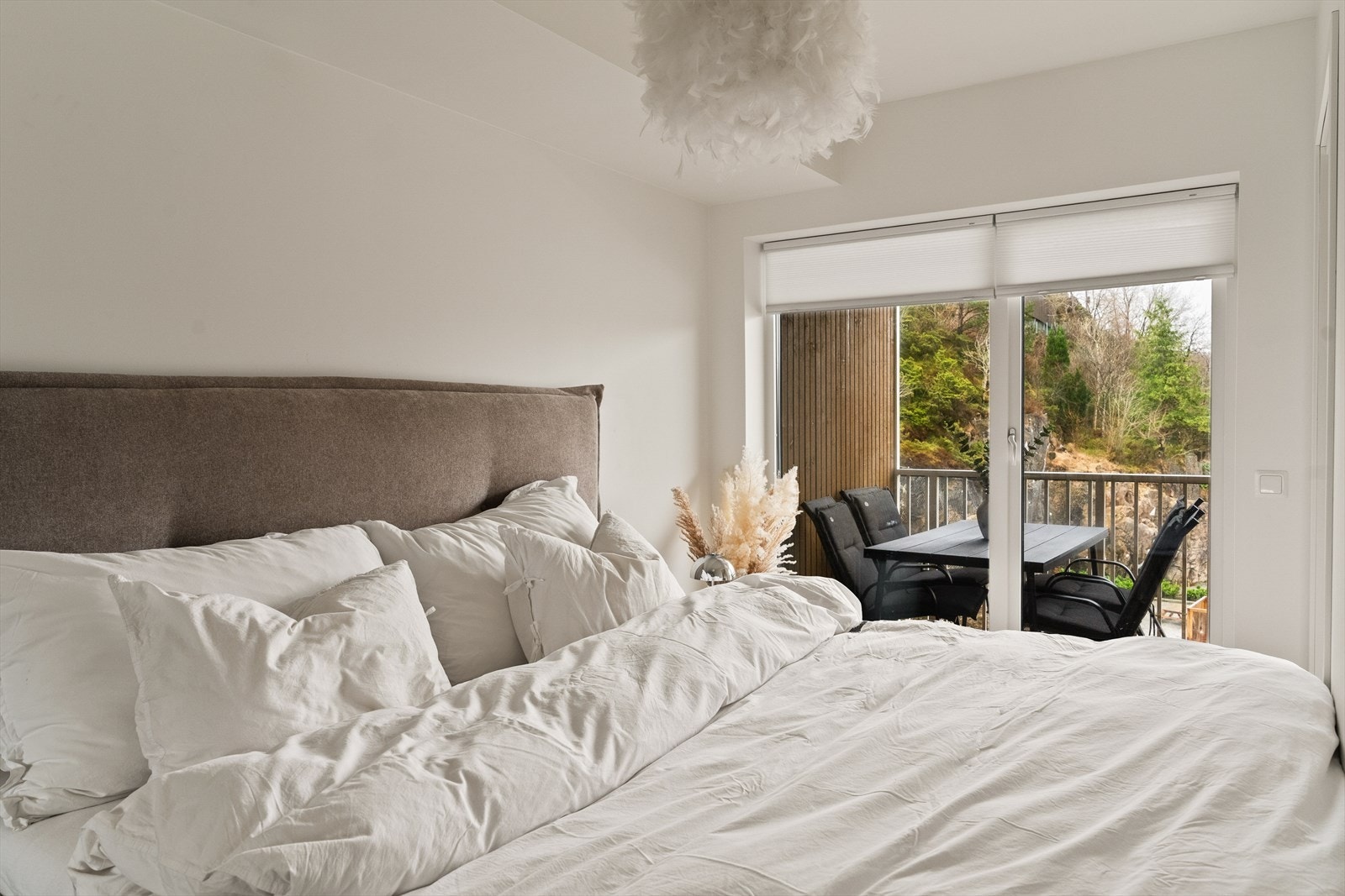 Soverommet er luftig og behagelig, med god plass til seng og tilhørende møbler. Galleribilde