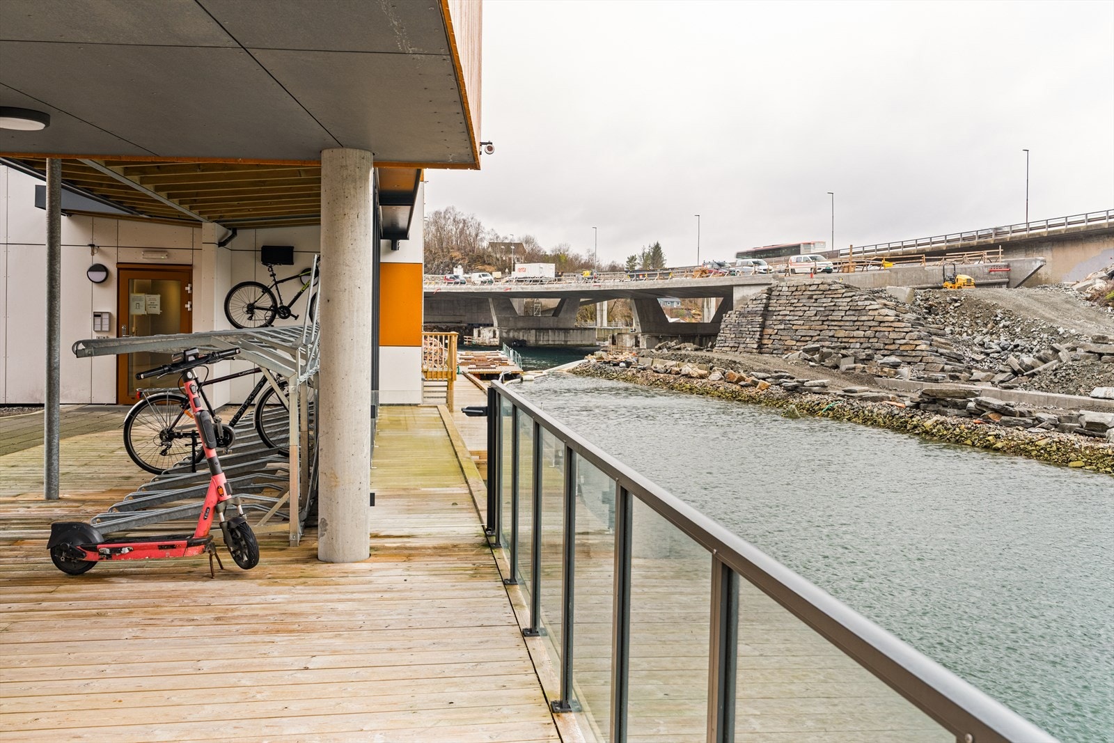 Leiligheten ligger i byggets 4. etasje og inneholder stue/kjøkken, soverom, bad, balkong, og gang. Galleribilde