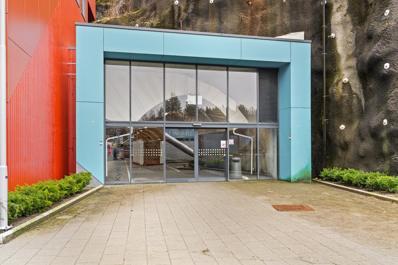 Ønsker du å benytte deg av kollektivtransport, er nærmeste busstopp Straume terminal. Her går det hyppige avganger til flere bydeler, blant annet til Bergen sentrum. Galleribilde