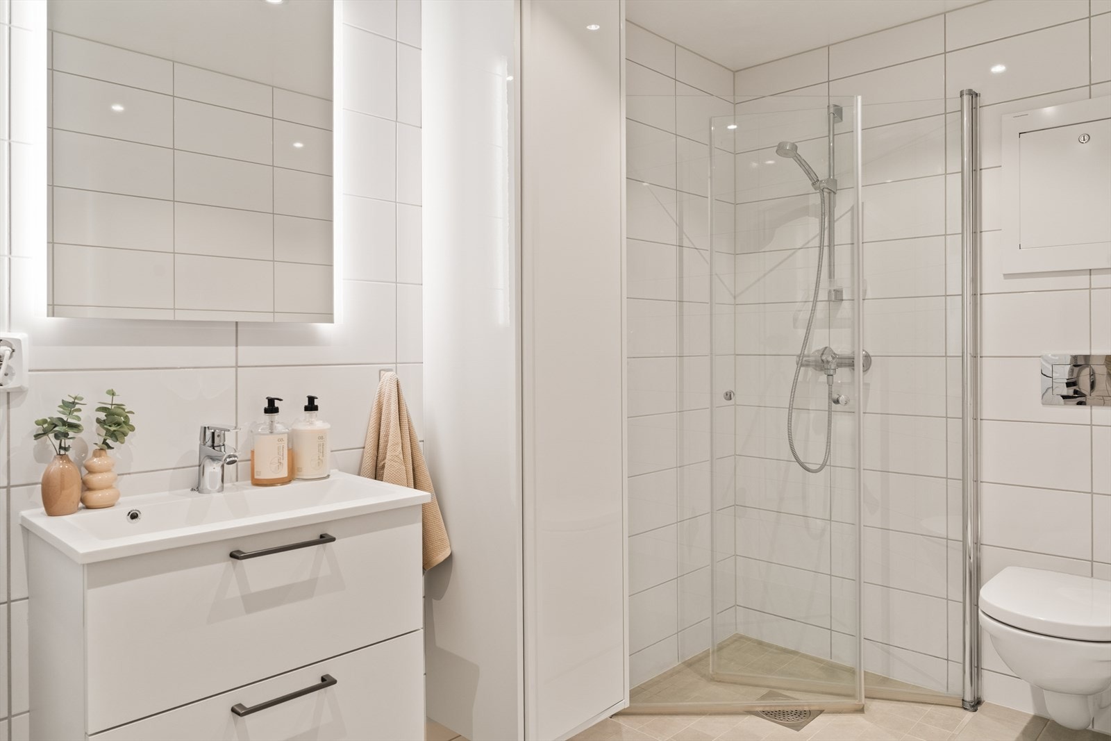 Boligen har et helfliset og moderne bad. Galleribilde