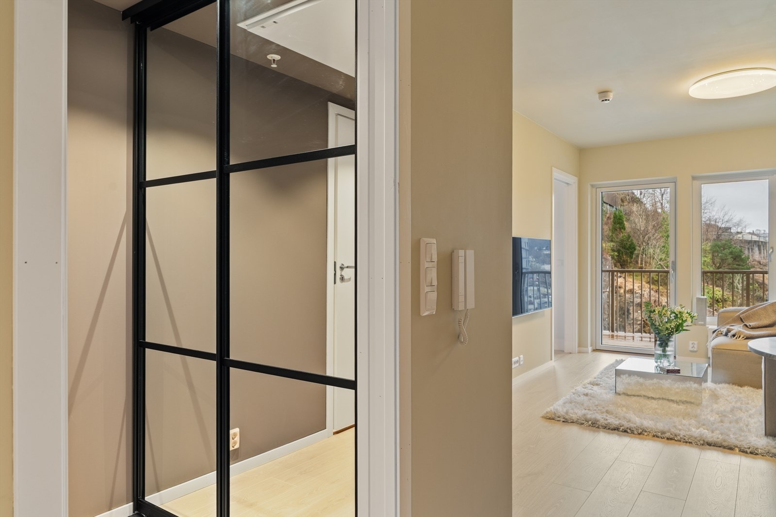 Her er det pene farge- og materialvalg som skaper en moderne og innbydende atmosfære. Entréen har god plass til oppbevaring av yttertøy og sko. Galleribilde