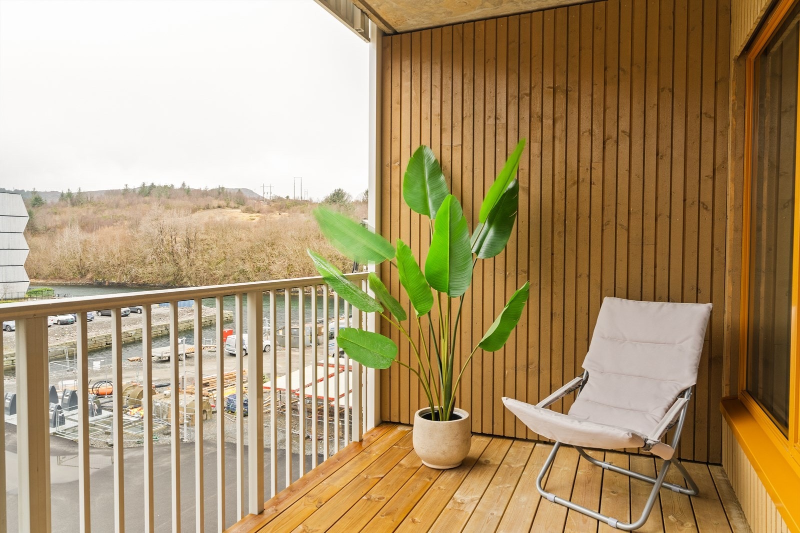 Velkommen til en lekker og moderne leilighet fra 2025 med stilrene materialvalg, god planløsning og romslig balkong. Her bor du i en ny og tidsriktig bolig med høy komfort og moderne standard. Galleribilde