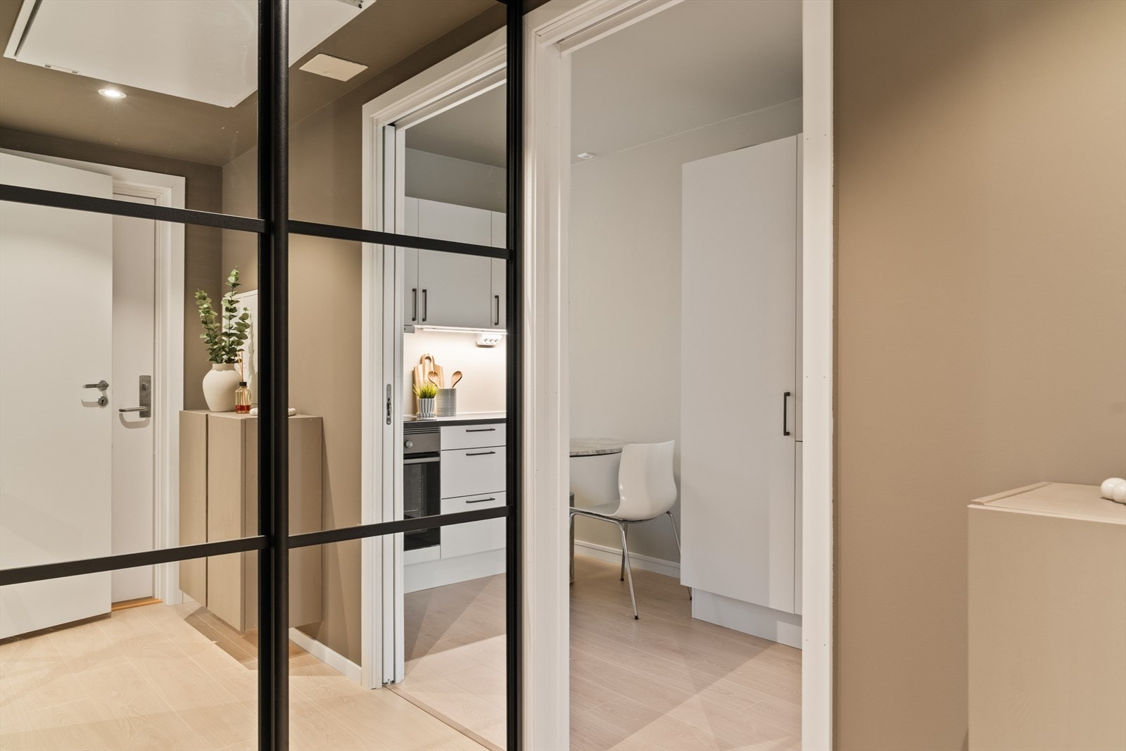 Vi ønskes velkommen inn i en lys og romslig entré som gir et svært godt førsteinntrykk av boligen. Galleribilde